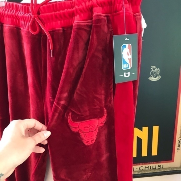 NBA: NWT Bulls Vintage 90s Style Red Velvet Drawstring Lounge Sweat Pants - Picture 2 of 7